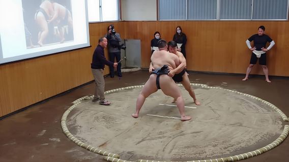 Tokyo: spettacolo di sumo ed esperienza culinaria