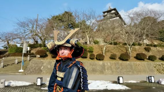 El guerrero Marco: Experiencia de viaje con armadura por el castillo de Maruoka