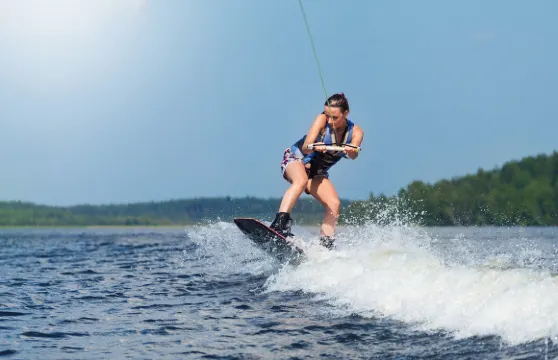 廣西南寧尾波衝浪體驗 造浪艇出海衝浪教學拼船包船尾波衝浪  國際尾波衝浪俱樂部專業教練