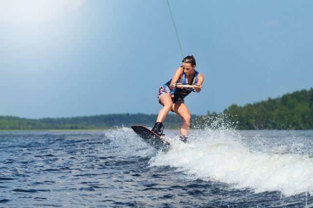 廣西南寧尾波衝浪體驗 造浪艇出海衝浪教學拼船包船尾波衝浪 國際尾波衝浪俱樂部專業教練