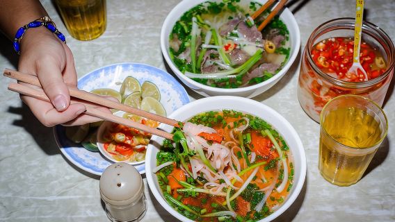 Hanoi Dawn Private Food Tour with 10+ Tastings