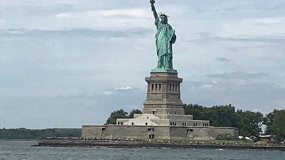 Tour in piccoli gruppi e ammira la Statua della Libertà dal traghetto gratuito
