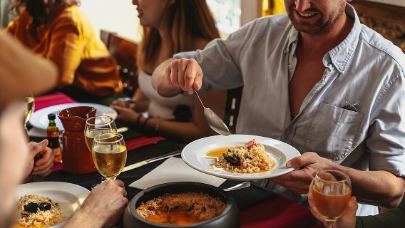 ลิสบอน: ทัวร์ชิมอาหารแบบเดินชมพร้อมเครื่องดื่มท้องถิ่นที่ได้รับรางวัล