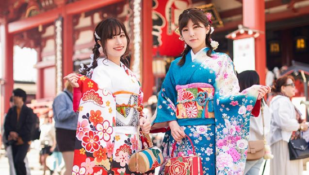 Kimono-Verleih und Erlebnis in Tokios Asakusa-Tempel mit Spitzen-/Furisode-/Yukata-Kimonos, einfachen Frisuren, komplettem Zubehör und Fotoshooting mit Ruri