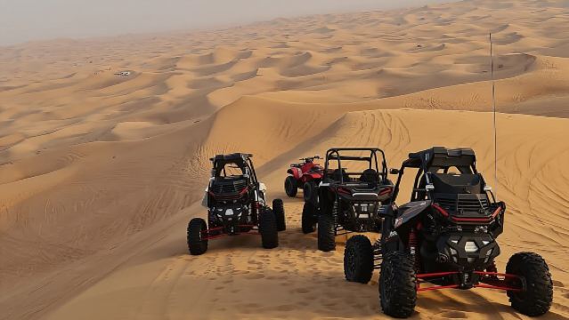 ทริปซาฟารีดูไบตอนเช้าด้วยรถบักกี้บนเนินทราย พร้อมเล่นแซนด์บอร์ดและขี่อูฐ