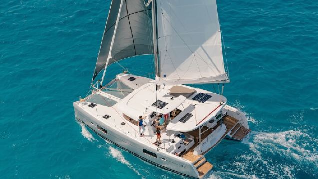 Lujoso crucero al atardecer en catamarán con vino