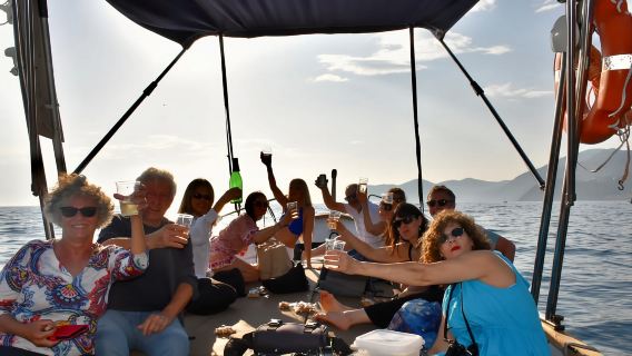 Manarola: Tour in Barca delle Cinque Terre con Aperitivo