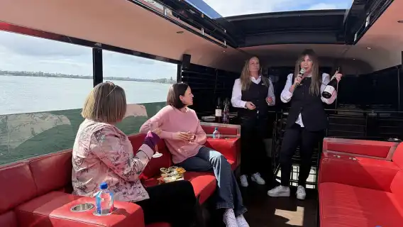 โอ๊คแลนด์: ทัวร์ชมเมืองสองชั้นพร้อมชิมไวน์และอาหาร