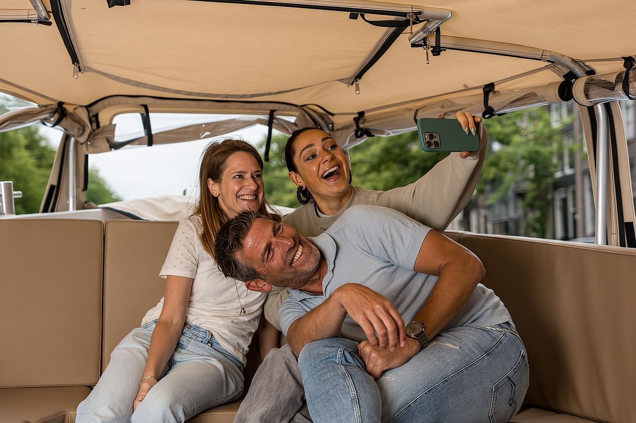 Amsterdam: crociera sui canali in barca aperta (con opzione Spritz gratuita)