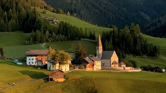 多洛米蒂經典的明信片風光：富內斯山谷（草甸+教堂+蓋斯勒峰）