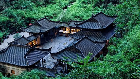 Chongqing Wulong Day Tour: Natural Stone Bridges, Deep Earth Crack & Fairy Mountain