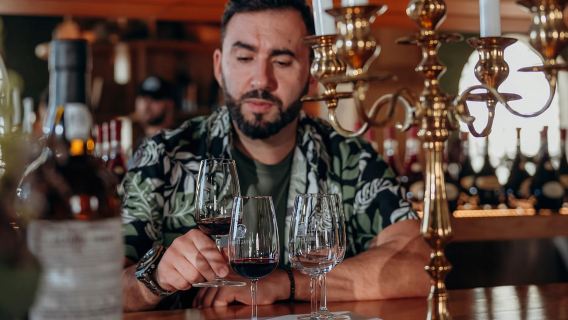 Tur Tuktuk Pribadi 2 Jam di Porto ke Biara dan Gudang Bawah Tanah