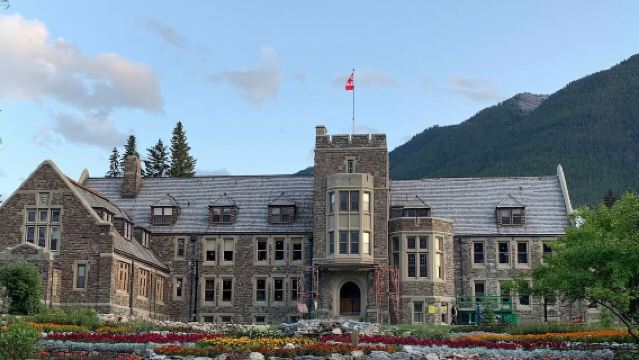 加拿大卡爾加里-瀑布花園-路易絲湖-可訂製【中文包車自由行】