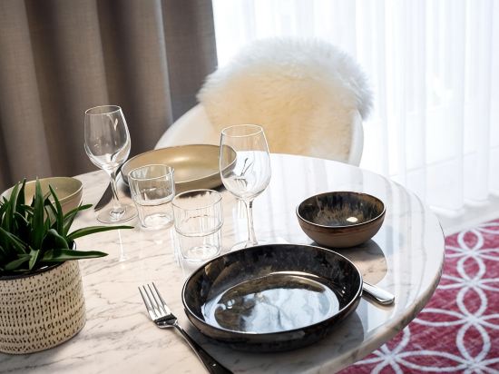 PREMIER SUITES PLUS Antwerp Room Type - Studio - Disability Access