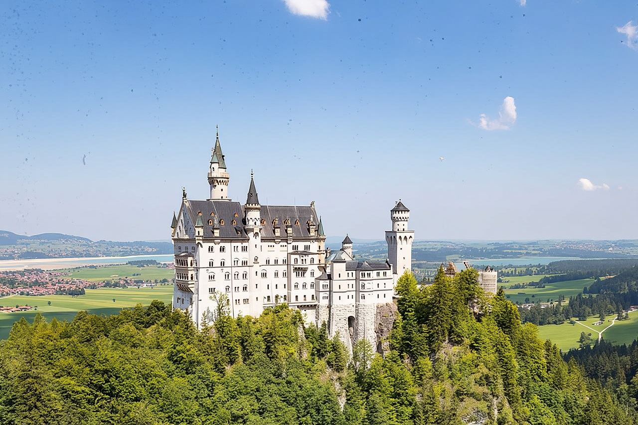 Premium Neuschwanstein Castle and Linderhof VIP Tour from Munich