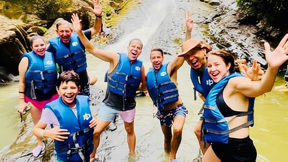 San Juan: Toboganes acuáticos en la selva tropical y recorrido por la playa con transporte