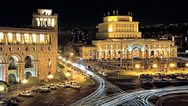 Museo del Genocidio + Moschea Blu + Piazza della Repubblica + Mercato di Vernissage + Chiesa