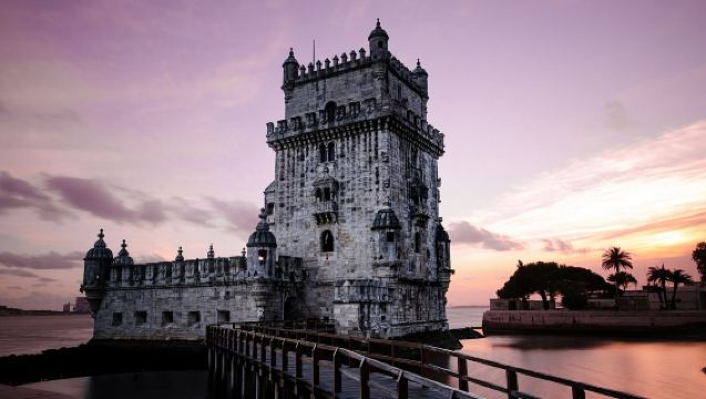 Lawatan sehari di bandar Lisbon + pilihan tarikan + pengangkutan dari pintu ke pintu + pakej untuk satu keluarga