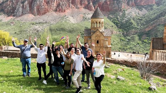 Desde Ereván: Tour al Monasterio de Khor Virap, Bodega y Cueva de los Pájaros