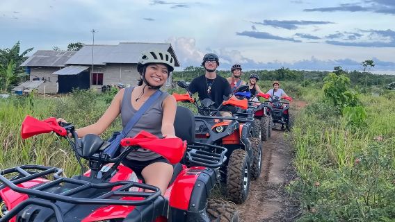 Exploración de la selva en quad de 10 km en D'Bamboo Kamp con traslado de ida y vuelta al hotel
