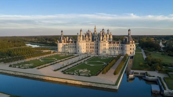 フランス、パリ発シャンボール、シュノンソー、オルレアン大聖堂ワンデーツアー【中国車特別提供】