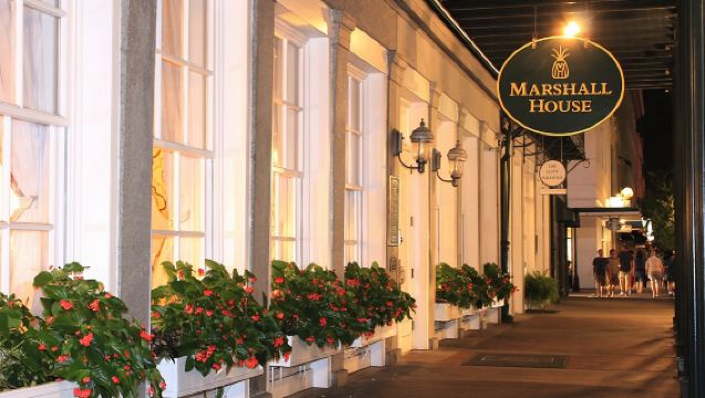 Tur Hantu Berjalan Savannah Booze and Boos yang Angker