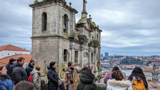 La visite "The Unvanquished" dans le centre-ville de Porto
