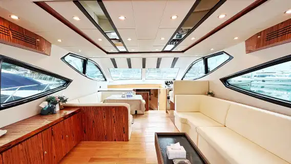 Shenzhen Yacht Rental: Dameisha 63-foot Luxury Yacht Charter (Capacity 1–10 people) for Sea Trips [Drinks + Fruit Platter + KTV + Driving Experience] for Birthdays/Proposals/Business, etc.