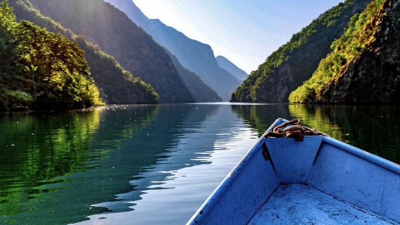 Desde Shkoder: Excursión de un día al lago Komani con comida tradicional