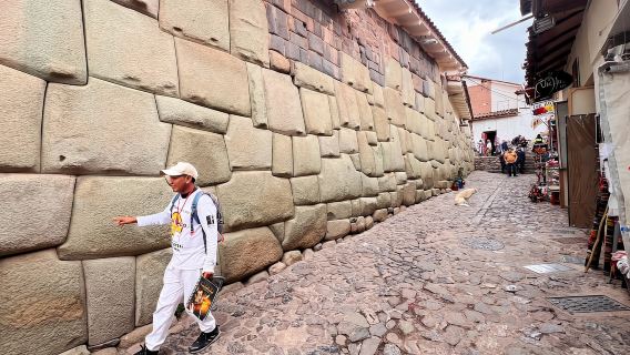 Cusco: Historic Walking Tour with Pisco Sour and Music Show