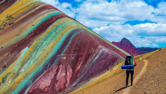 Von Cuzco: Tagesausflug zum Regenbogenberg und Roten Tal + Mahlzeiten