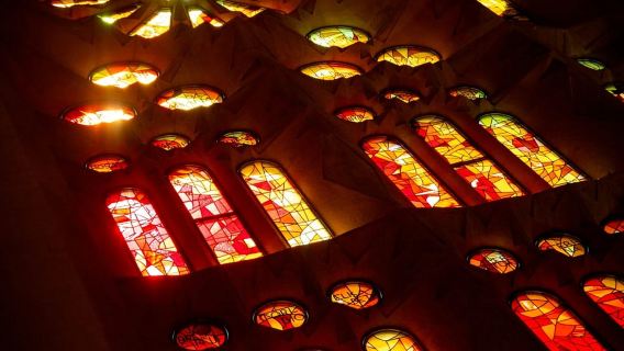 ทัวร์ชมซากราดาฟามิเลียพร้อมไกด์และประสบการณ์ล่องเรือในบาร์เซโลนา