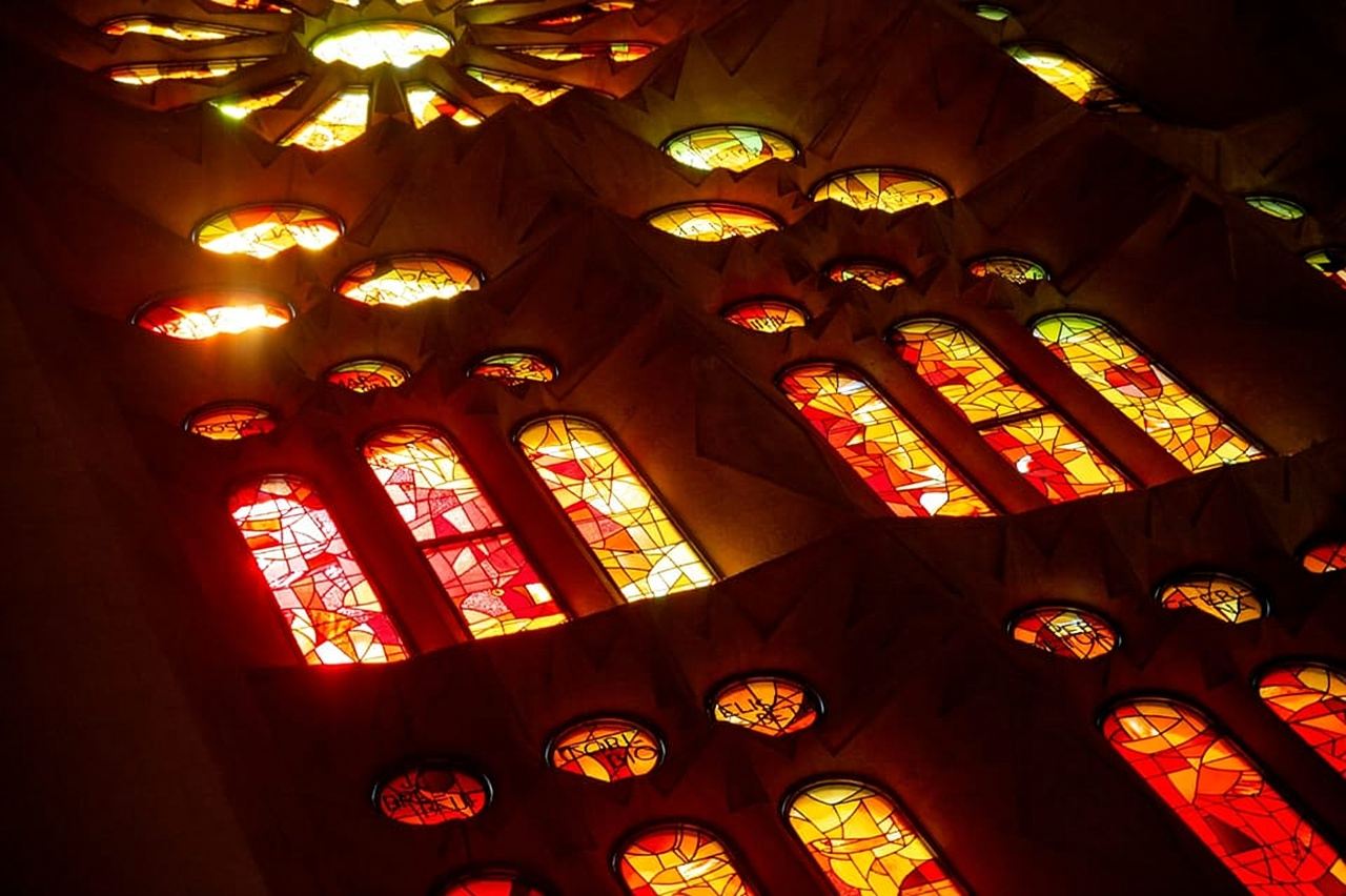 Tour guidato della Sagrada Familia a Barcellona ed esperienza in barca a vela