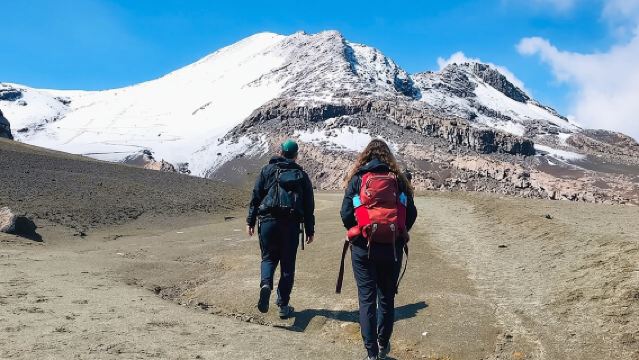 Besneeuwde Ruiz + Warmwaterbronnen vanuit Pereira