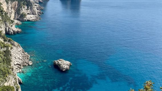 Da Sorrento/Nerano: Crociera all'Isola di Capri con Guida a Bordo