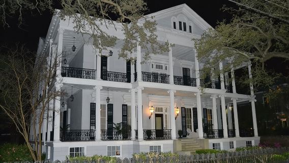 Garden District and Gates of Lafayette Cemetery Walking Tour