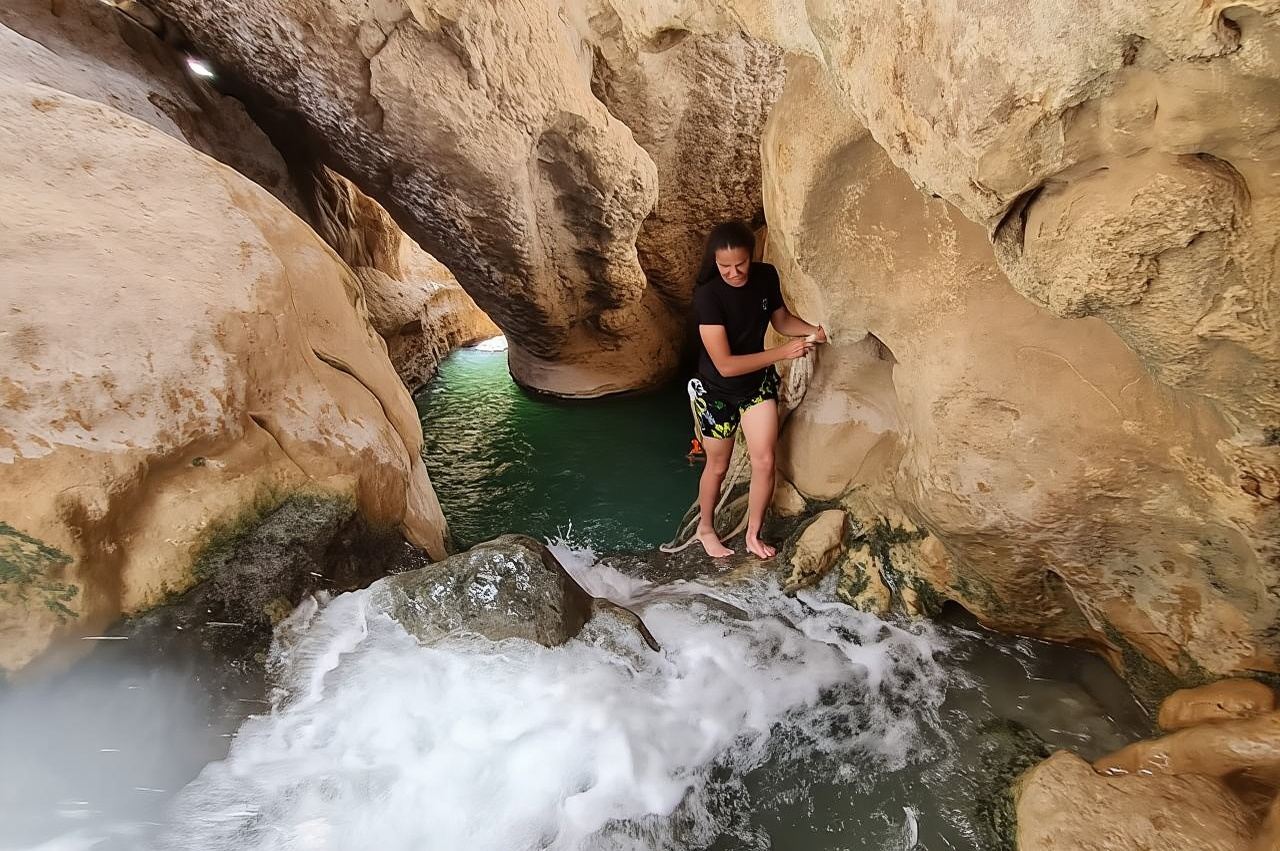 วาดีชาบส่วนตัว - หลุมยุบบิมมาห์ - หาดทรายขาว - ทัวร์เต็มวัน