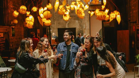 Tour a piedi notturno della storia oscura di Barcellona con bevande