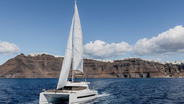 Pelayaran Katamaran Setengah Hari Bersama di Santorini