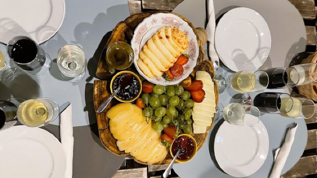 ทัวร์ชิมอาหารและไวน์ในลิสบอน สัมผัสสถานที่ซ่อนเร้น (กลุ่มเล็ก)