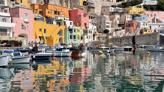 Procida: Recorrido completo en barco por la isla con paradas para nadar y aperitivos.