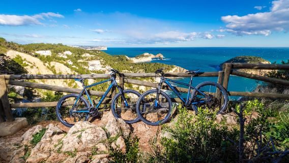 Jávea: Petualangan Sepeda Listrik ke Harta Karun Pesisir Lokal