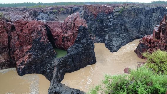 วัดคาจูราโฮและประสบการณ์ธรรมชาติน้ำตกราเนห์