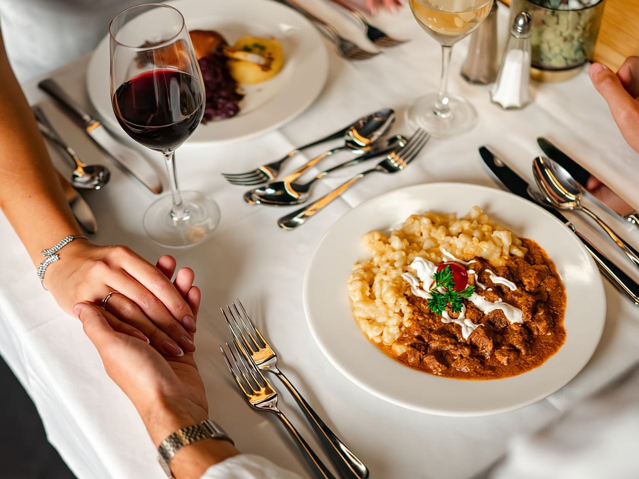 ブダペスト：ライブフォークミュージック付き4コースディナーリバークルーズ