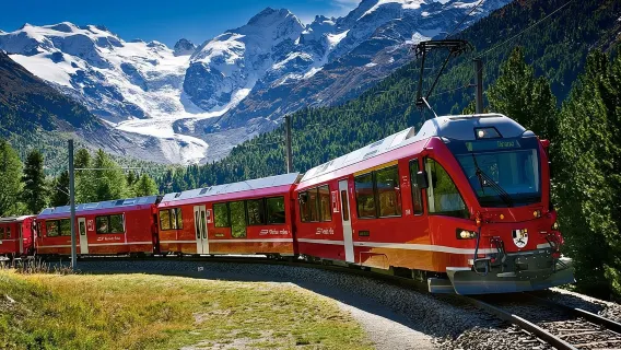 Tour delle Alpi svizzere con il trenino rosso del Bernina e St. Moritz da Milano