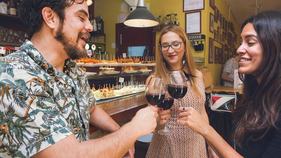 Tour privato di tapas e vino a Barcellona nelle taverne tradizionali