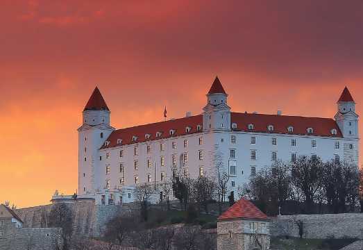 Bratislava walk tour with bonuses and castle 3€ + Tip, kids free