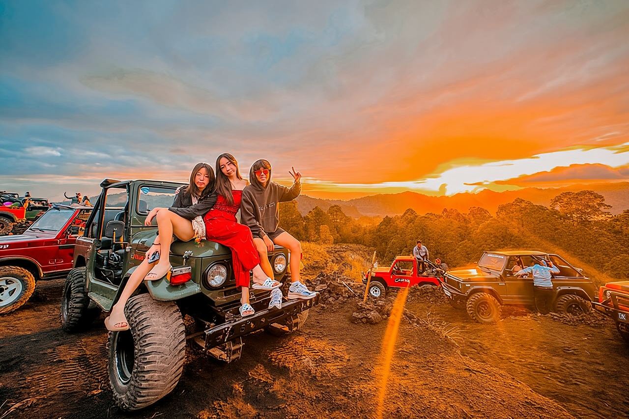 ทัวร์ชมพระอาทิตย์ขึ้นบนภูเขาบาตูร์ด้วยรถจี๊ป