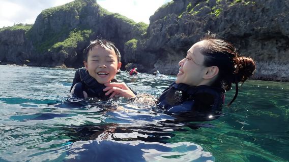 沖縄恩納村の青の洞窟で体験ダイビング&シュノーケリング2時間【沖縄シュノーケリング|日本語・英語対応インストラクター+GoPro撮影+無料水中餌付け】