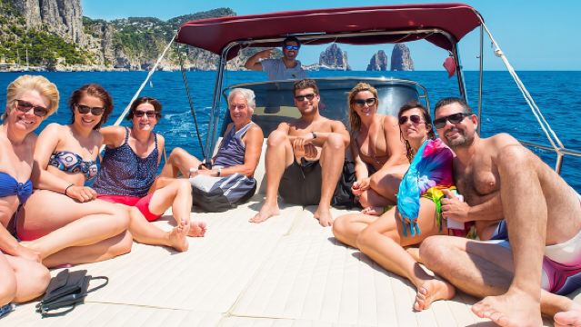 ทัวร์เรือหมู่เล็กแบบเต็มวันไปยังเกาะกาปรีจากนาโปลี